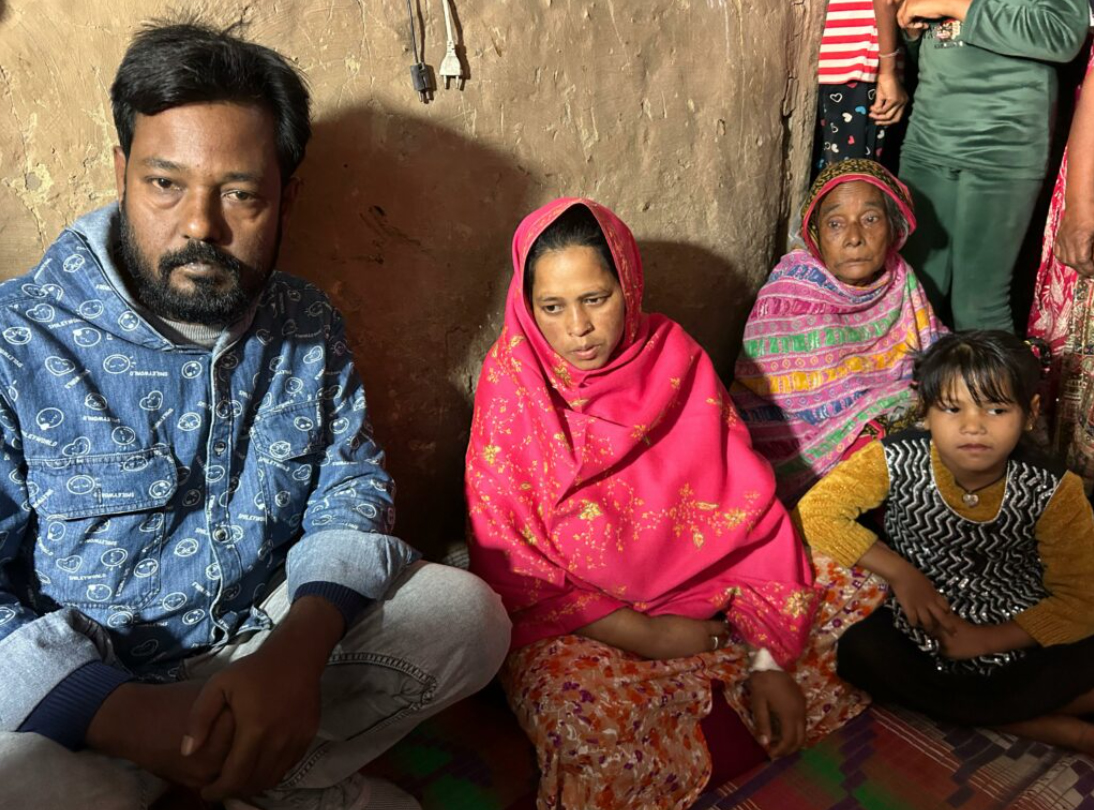 হাসপাতাল থেকে বাড়ি ফেরার পর। বাঁ দিক থেকে সোনালি খাতুনের গ্রামের সমাজকর্মী মফিজুল শেখ, সোনালি খাতুন, এক প্রতিবেশী এবং তাঁর ছয় বছরের মেয়ে আফরিন। ছবি: অর্ক দেব