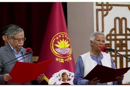 ৮ আগস্ট অন্তর্বর্তী সরকারের সদস্যরা শপথ নেন। ছবি: সংগৃহীত