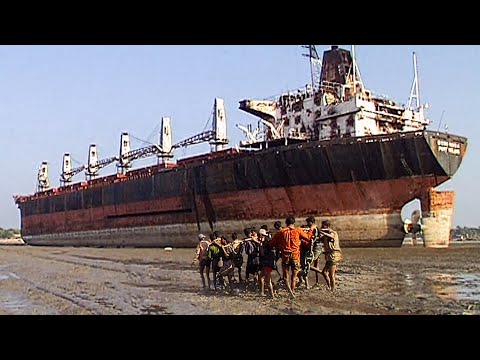 পুরাতন জাহাজের কালো তেলের ডিপোতে আটকে এক শ্রমিকের মৃত্যু, আহত ৪