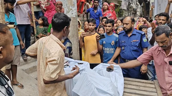 ফ্ল্যাট থেকে গৃহবধূর লাশ উদ্ধারের পর ভিড় করেন উৎসুক মানুষ। স্ট্রিম ছবি