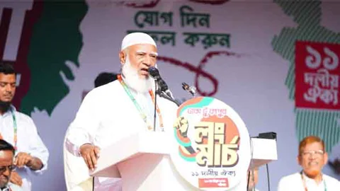 রাজধানীর মানিক মিয়া অ্যাভিনিউতে রংপুরমুখী লংমার্চের উদ্বোধনী সমাবেশে বক্তব্য দেন জামায়াত আমির ডা. শফিকুর রহমান। ছবি: সংগৃহীত