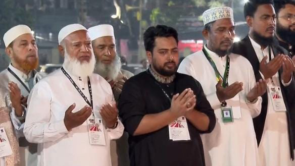 ফুলেল শ্রদ্ধা শেষে শহীদদের আত্মার মাগফেরাত কামনায় দোয়া করেন ১১ দলীয় ঐক্যের সংসদ সদস্যরা। ছবি: সংগৃহীত