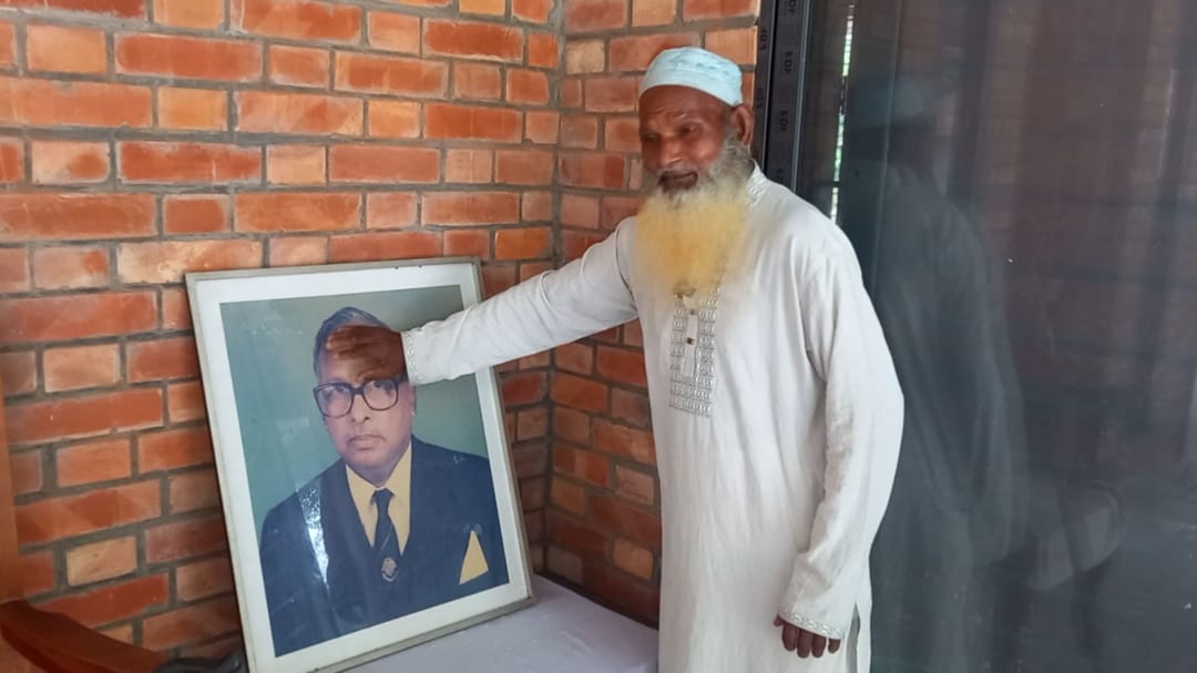 ব্যারিস্টার জমির উদ্দিন সরকারের মৃত্যুতে আবেগাপ্লুত হয়ে পড়েন গ্রামের অনেকে। স্ট্রিম ছবি