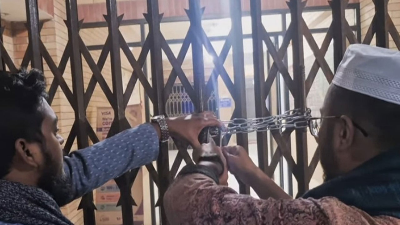 প্রশাসনিক ভবনে তালা: জাতীয়তাবাদী শিক্ষক ফোরামের উদ্বেগ, জাকসুর পাল্টা প্রতিবাদ