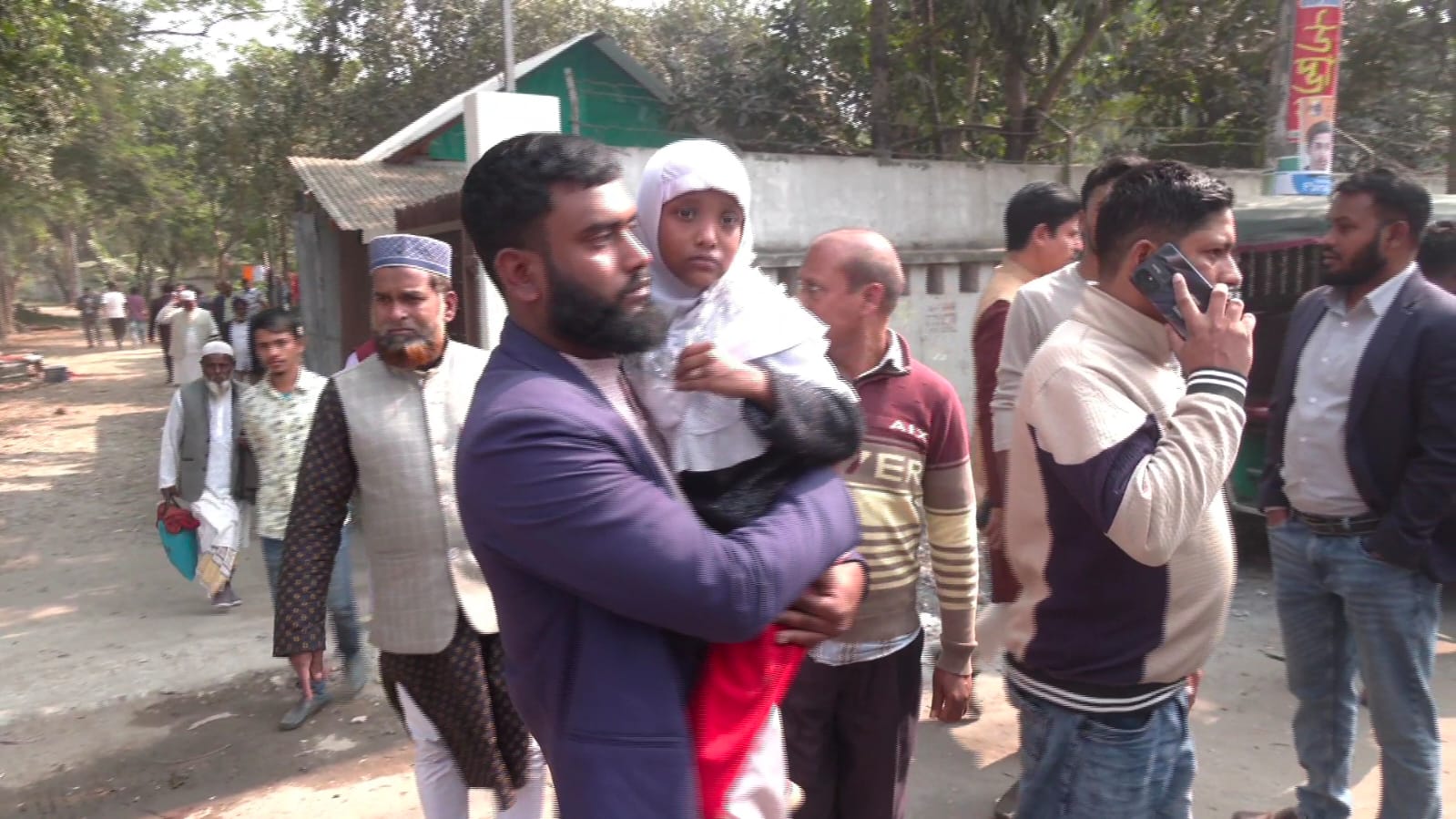 মরদেহ নিতে হাসপাতালে নিহতের স্বজনরা। স্ট্রিম ছবি