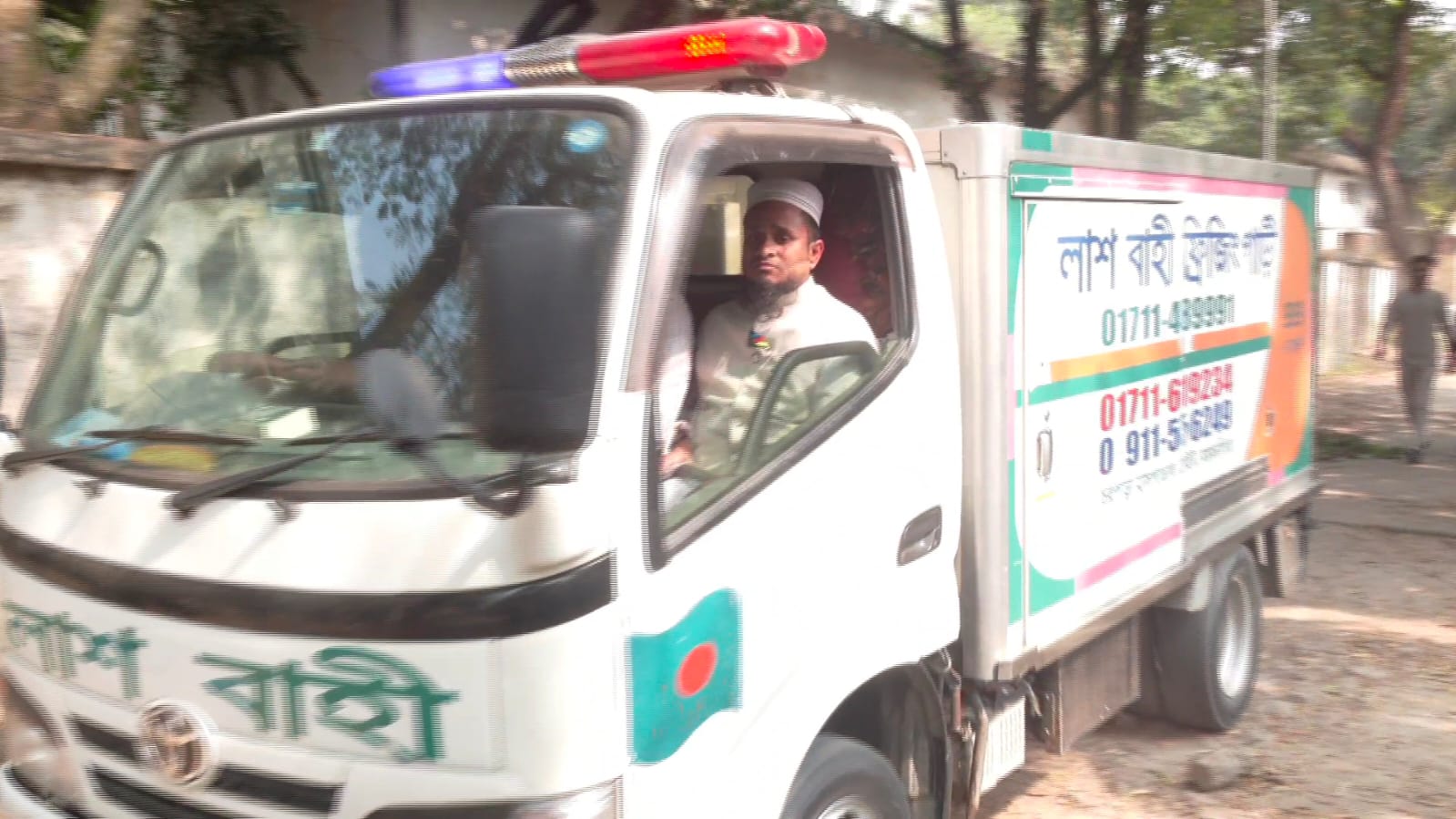 নিহত রেজাউল করিমের মরদেহ নেওয়া হচ্ছে শ্রীবরদীতে