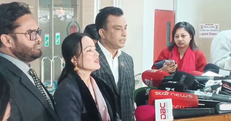 সাংবাদিকদের সঙ্গে কথা বলছেন জিরুনা ত্রিপুরা। সংগৃহীত ছবি