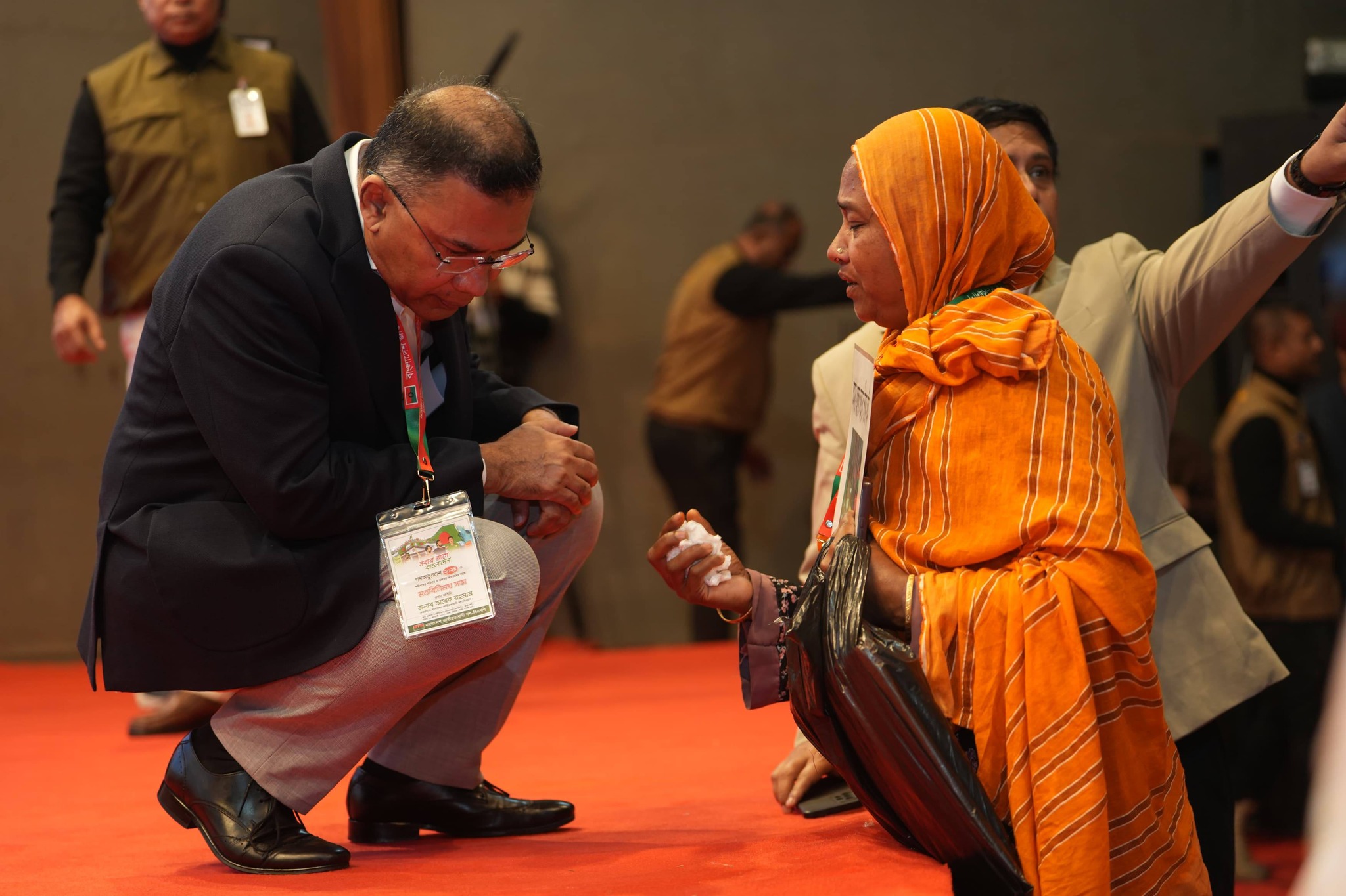 গণঅভ্যুত্থানে শহীদ পরিবারের সদস্যদের সঙ্গে কথা বলেন তারেক রহমান। ছবি: বিএনপির মিডিয়া সেল