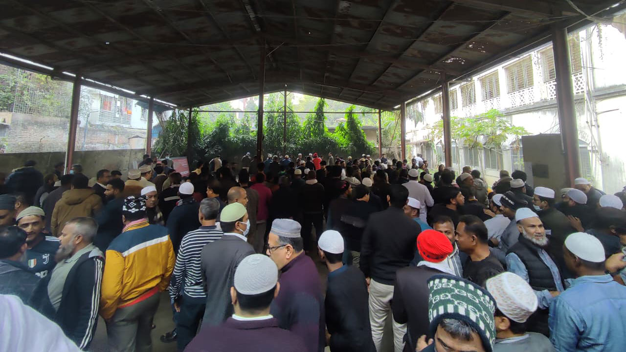 আশপাশের এলাকার খালি জায়গাগুলোতেও নামাজে দাঁড়িয়েছেন মানুষ
