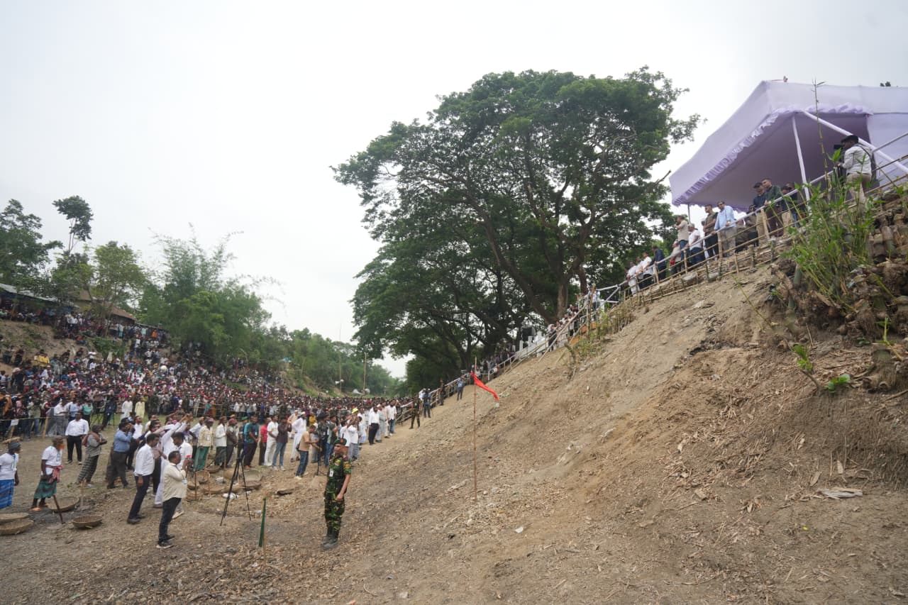 স্থানীয়দের সঙ্গে কথা বলেন প্রধানমন্ত্রী তারেক রহমান