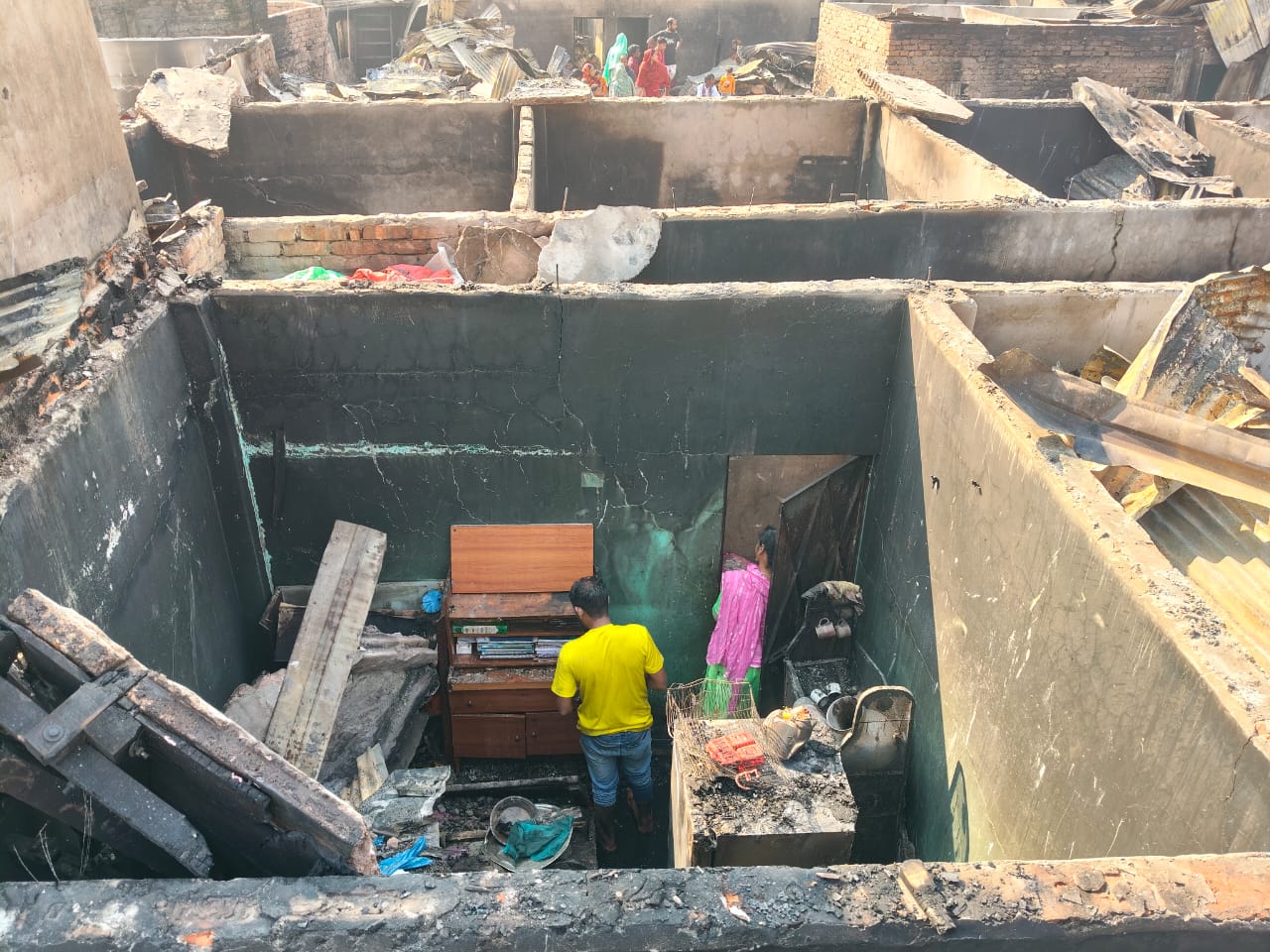 সকালে পোড়া ঘরে এসে বেঁচে যাওয়া শেষ সম্বলটুকু খুঁজছেন এক দম্পতি। স্ট্রিম ছবি