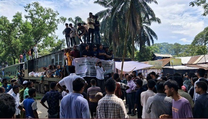 কৃষি বিশ্ববিদ্যালয়ের শিক্ষার্থীদের ‘কৃষি ব্লকেড’ কর্মসূচি। সংগৃহীত ছবি