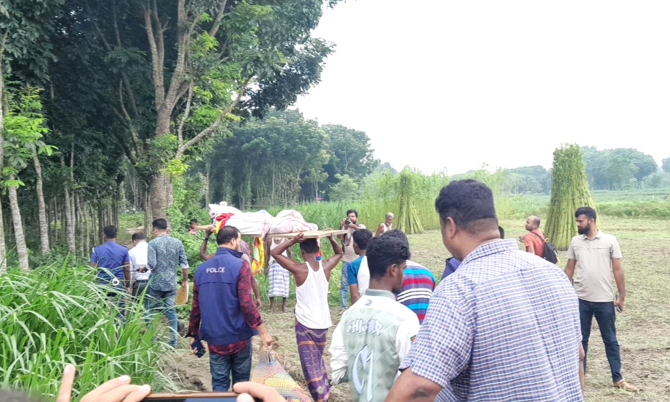 কুষ্টিয়ার দৌলতপুরে প্রশাসনের হস্তক্ষেপে পীর শামীমের দরবার প্রাঙ্গণের কবর থেকে দেহাবশেষ তুলে গোরস্তানে নেওয়া হয়। স্ট্রিম ছবি