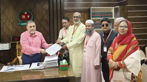 প্রবাসীদের স্থানীয় সরকার নির্বাচনে ভোটাধিকার নিশ্চিত করে তফসিল ঘোষণার দাবিতে সিইসিকে স্মারকলিপি দিয়েছে লেবার পার্টি। ছবি: সংগৃহীত
