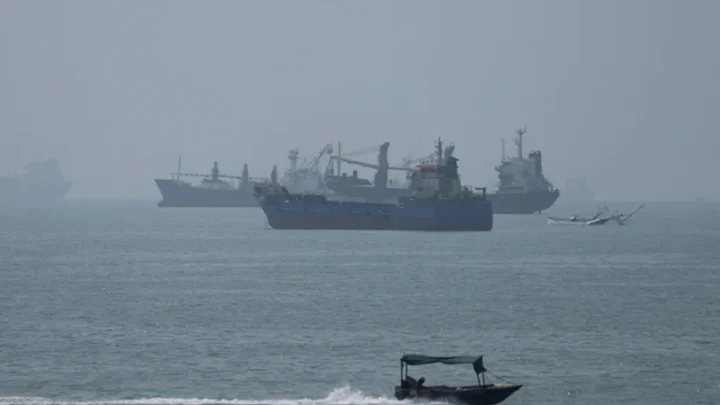 লারাক দ্বীপের কাছে হরমুজ প্রণালিতে জাহাজ চলাচল। ছবি: সংগৃহীত