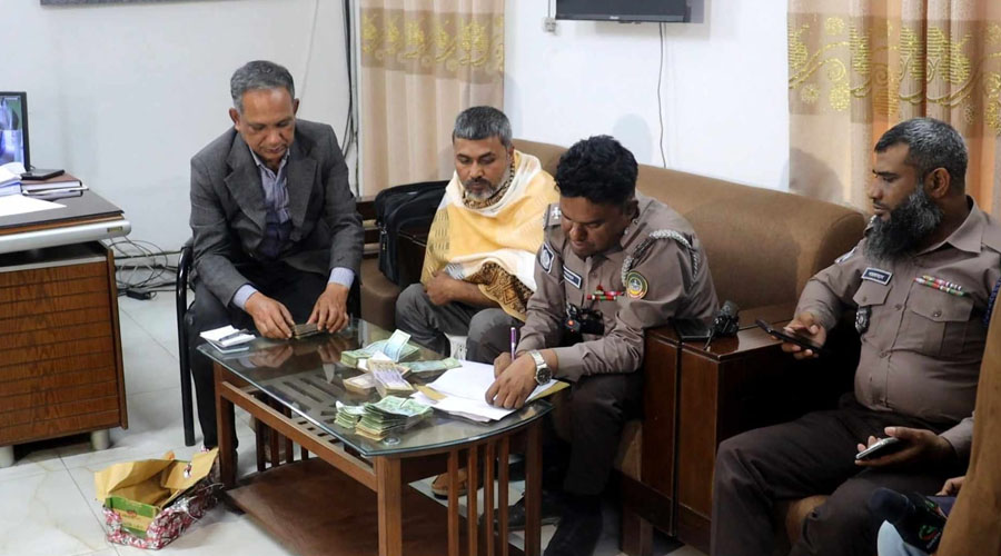ঘুষ দিতে এলে পুলিশে খবর দেওয়া হয়।স্ট্রিম ছবি