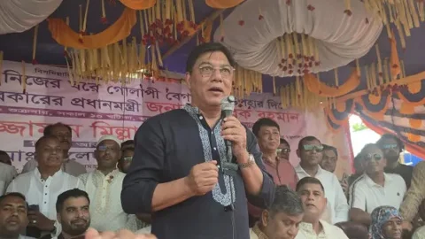 ব্রাহ্মণবাড়িয়ায় এক অনুষ্ঠানে বক্তব্য রাখছেন বেসামরিক বিমান পরিবহন ও পর্যটন মন্ত্রী এম. রশিদুজ্জামান মিল্লাত 