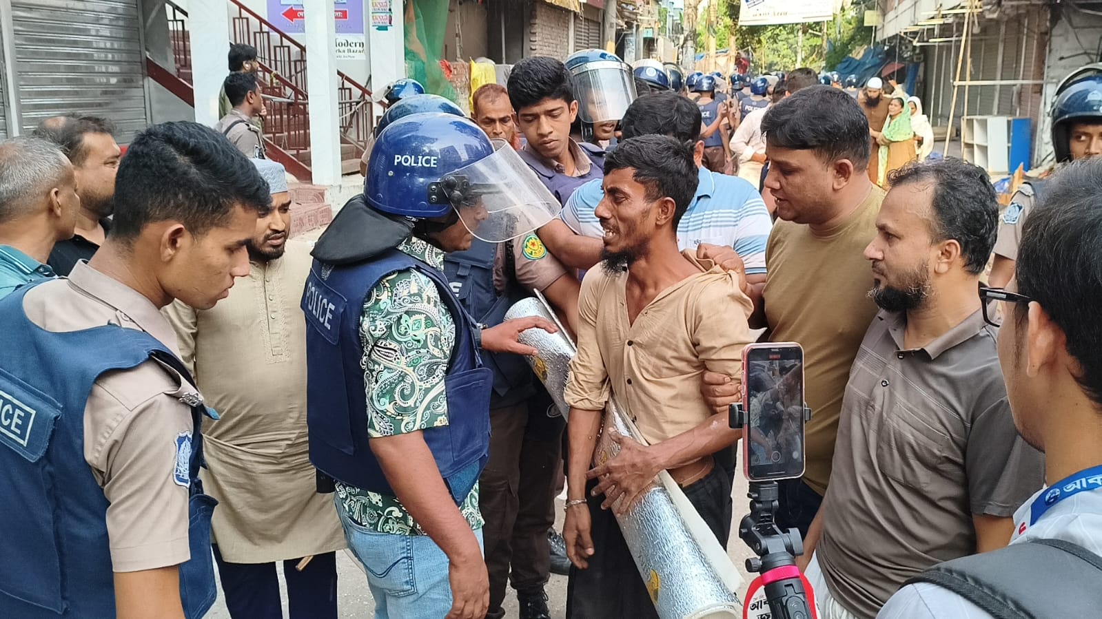 মিরপুর-১০ নম্বরে অভিযান চালিয়েছে পুলিশ। ছবি: স্ট্রিম