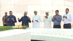জিয়াউর রহমান ও খালেদা জিয়ার কবরে মির্জা ফখরুলের শ্রদ্ধা