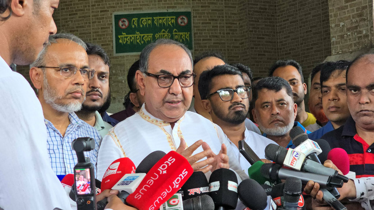 নুরের শারীরিক অবস্থা পরিদর্শন শেষে সাংবাদিকদের সঙ্গে কথা বলছেন বিএনপির স্থায়ী কমিটির সদস্য মির্জা আব্বাস। ছবি: সংগৃহীত