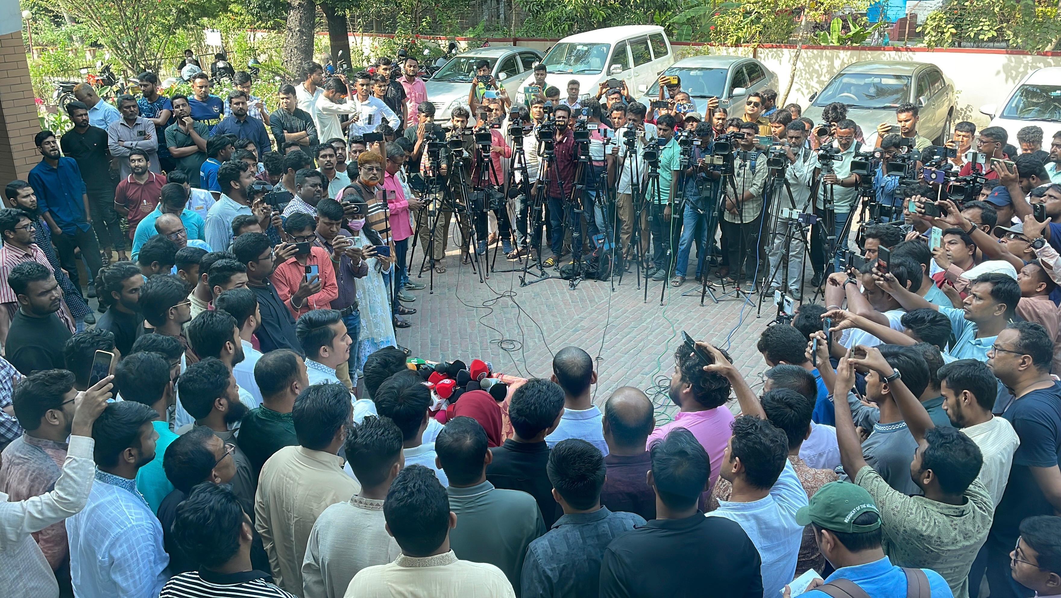 মঙ্গলবার দুপুরে রাজশাহী পর্যটন মোটেলে সাংবাদ সম্মেলন করে জাতীয় নাগরিক পার্টির (এনসিপি)। স্ট্রিম ছবি