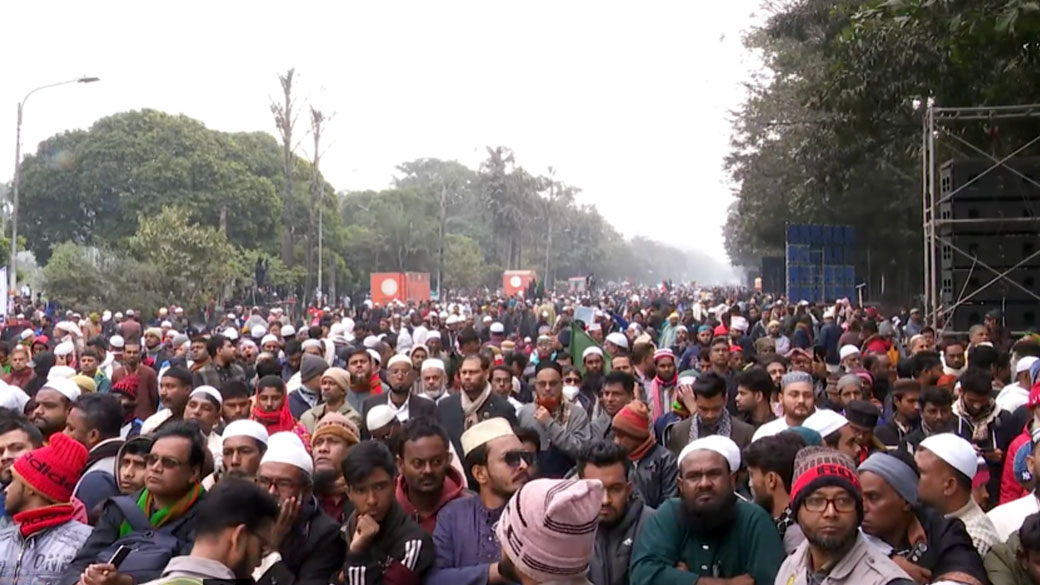 মানিক মিয়া অ্যাভিনিউয়ে দলে দলে আসছে মানুষ