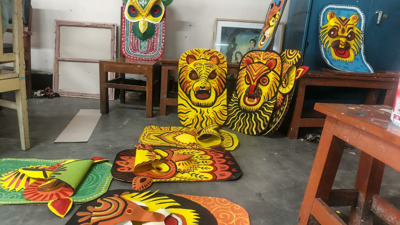 শোভাযাত্রার জন্য প্রস্তুত করা মুখোশ। স্ট্রিম ছবি