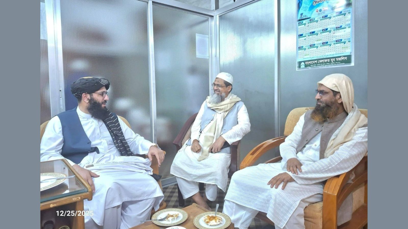 মোহাম্মদপুরের জামিয়া রাহমানিয়া আরাবিয়া মাদ্রাসার শিক্ষক ও বাংলাদেশ খেলাফত মজলিসের আমির মাওলানা মামুনুল হকের সঙ্গে বৈঠক করেন মোল্লা জাওয়ান্দি। সংগৃহীত ছবি