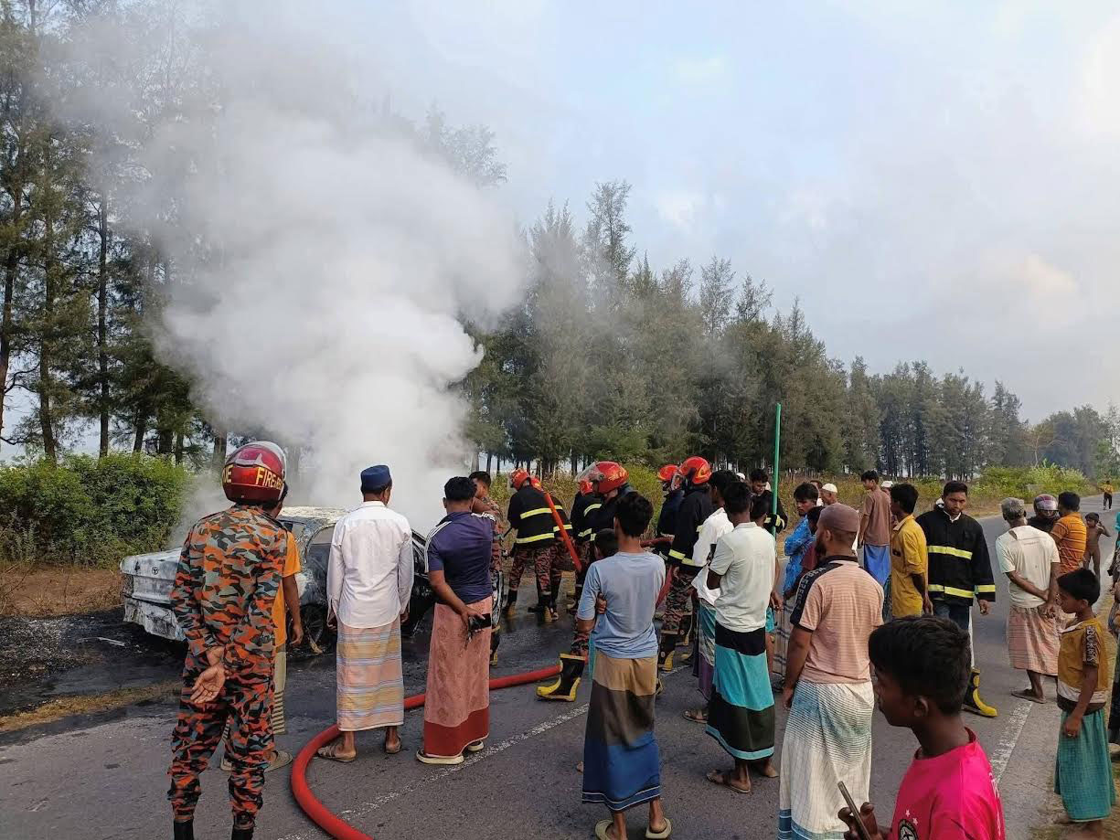 ফায়ার সার্ভিসের একটি দল দ্রুত ঘটনাস্থলে পৌঁছে আগুন নিয়ন্ত্রণে আনে