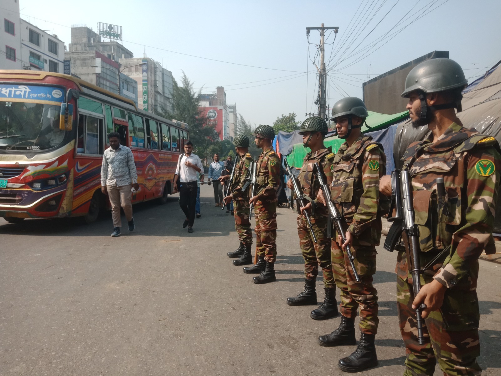 মিরপুর-১০ এলাকায় সেনাবাহিনীর সতর্ক অবস্থান। ছবি: আশরাফুল আলম