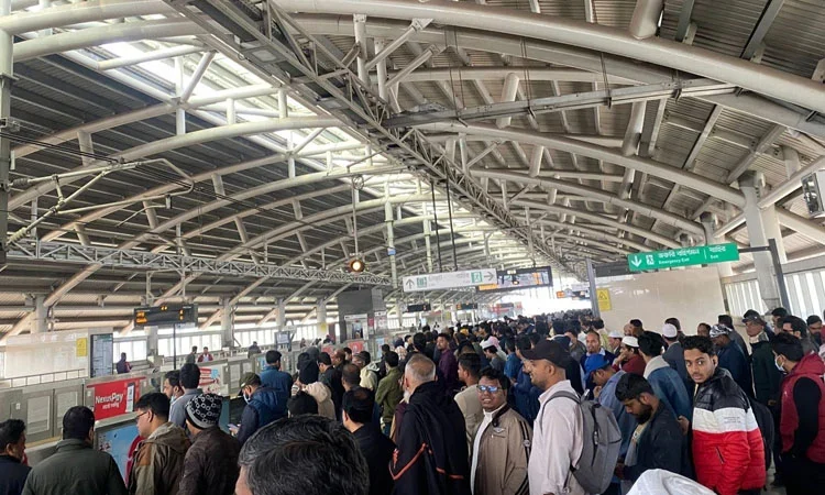 খালেদা জিয়ার জানাজায় অংশ নিতে মেট্রো স্টেশনগুলোতে উপচে পড়া ভিড়