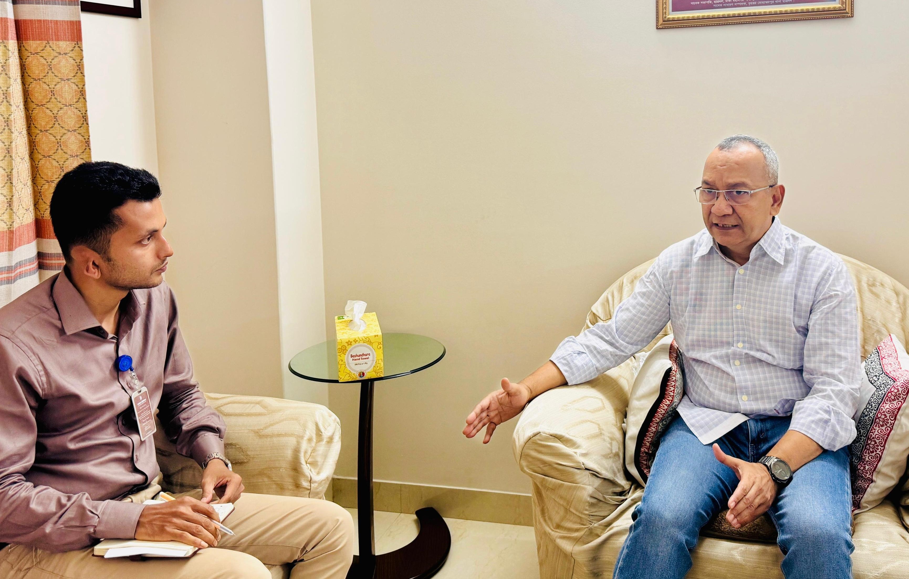 স্ট্রিমের সঙ্গে আলাপরত আব্দুল-মোনায়েম-মুন্না। স্ট্রিম ছবি