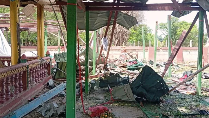হামলা পর বৌদ্ধবিহার প্রাঙ্গণে ছড়িয়ে-ছিটিয়ে থাকা ধ্বংসস্তূপের চিত্র। সংগৃহীত ছবি