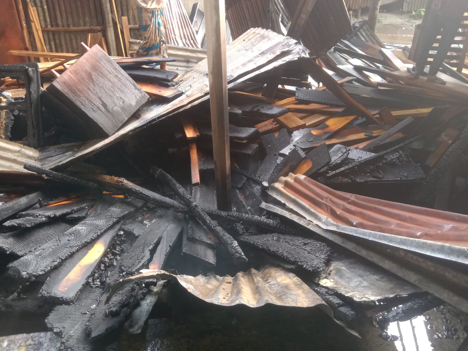 উত্তেজিত এলাকাবাসী অভিযুক্তের বাড়িতে হামলা, ভাঙচুর ও অগ্নিসংযোগ করে। সংগৃহীত ছবি