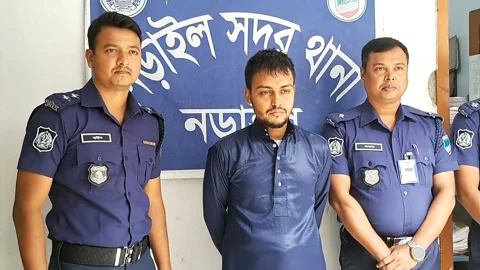 নড়াইলে ছাত্রকে ধর্ষণের অভিযোগে গ্রেপ্তার মাদ্রাসাশিক্ষক মাহবুবুর রহমান। স্ট্রিম ছবি