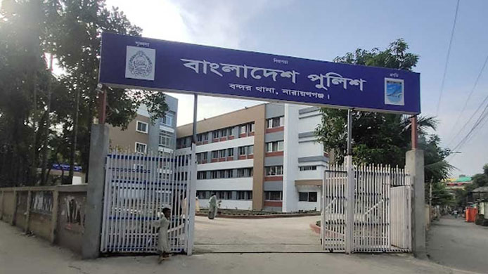 ছিনতাইকারী ধরতে যাওয়া পুলিশকে কোপ, খোয়ানো অস্ত্র মিলল পরে