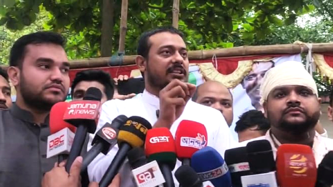 ছাত্রদলের হামলায় ভাঙা মঞ্চে দাঁড়িয়ে পাটওয়ারী, সন্ত্রাসী শায়েস্তার পদ্ধতি জানি