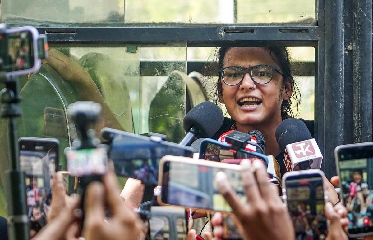 যন্তর মন্তরে আন্দোলন চলাকালে পুলিশের হাতে আটক হন অল ইন্ডিয়া স্টুডেন্টস অ্যাসোসিয়েশনের (এআইএসএ) জাতীয় সভাপতি নেহা বোরা। ছবি: সংগৃহীত