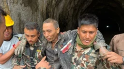  ১১ দিন পর সুড়ঙ্গ থেকে চীনা নাগরিক উদ্ধার