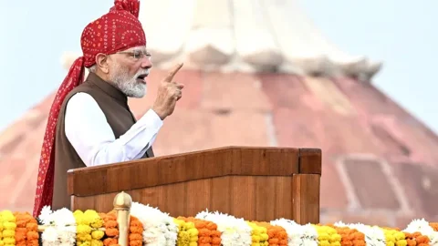 ভারতের স্বাধীনতা দিবস উদযাপন উপলক্ষে লাল কেল্লার প্রাচীর থেকে জাতির উদ্দেশ্যে ভাষণ দেন দেশটির প্রধানমন্ত্রী নরেন্দ্র মোদি। ছবি: এএফপি