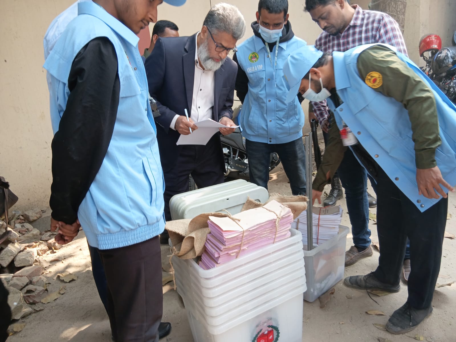 নির্বাচনী সামগ্রী বুঝে নিচ্ছেন দায়িত্বপ্রাপ্ত কর্মকর্তারা