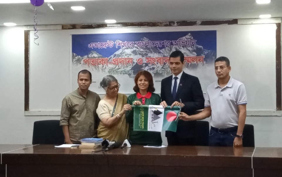 ‘অহংকার এলে পাহাড়ের সামনে দাঁড়াও’: শিক্ষকের মন্ত্রে এভারেস্ট অভিযানে নিম্নি