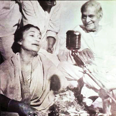 নজরুলকে গান শোনাচ্ছেন ফিরোজা বেগম। সংগৃহীত ছবি