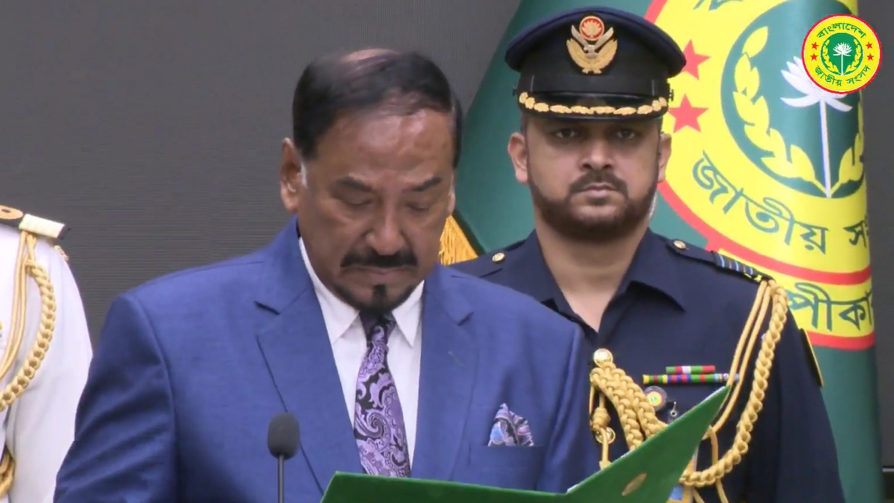 সংরক্ষিত আসনের ৪৯ সদস্যকে শপথবাক্য পাঠ করান স্পিকার হাফিজ উদ্দিন আহমদ। ছবি: সংগৃহীত