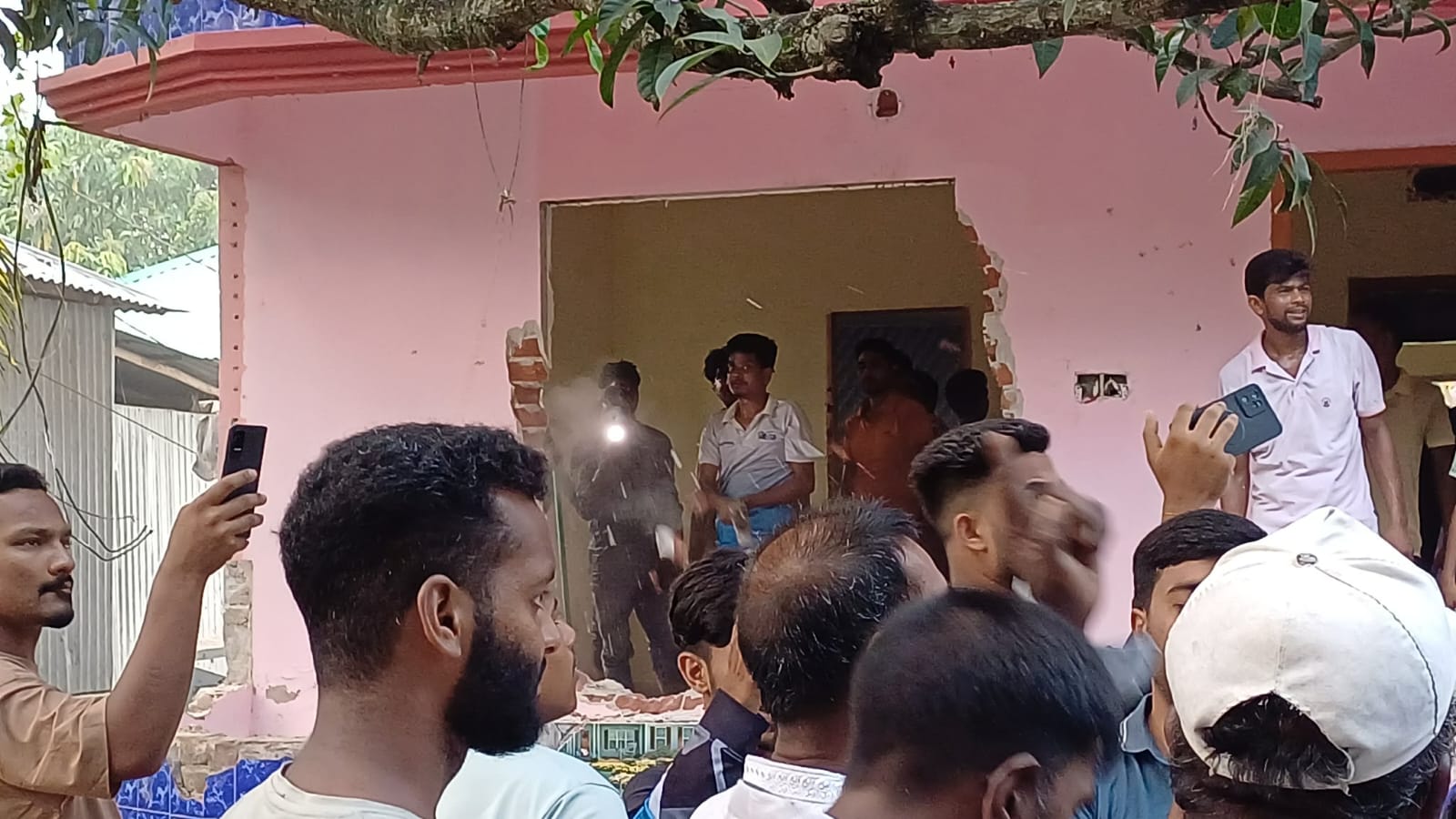 প্রধান অভিযুক্তের বাড়ি ভাঙচুর করে বিক্ষুব্ধ জনতা। সংগৃহীত ছবি