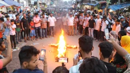 ঈশ্বরদীতে বিএনপির কমিটি বাতিলে আল্টিমেটাম, কুশপুত্তলিকা দাহ