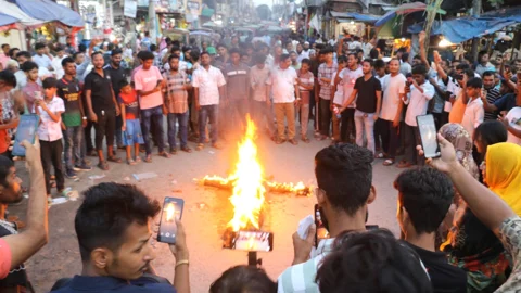 পাবনার ঈশ্বরদীতে জেলা বিএনপির আহ্বায়কের কুশপুত্তলিকা দাহ। স্ট্রিম ছবি