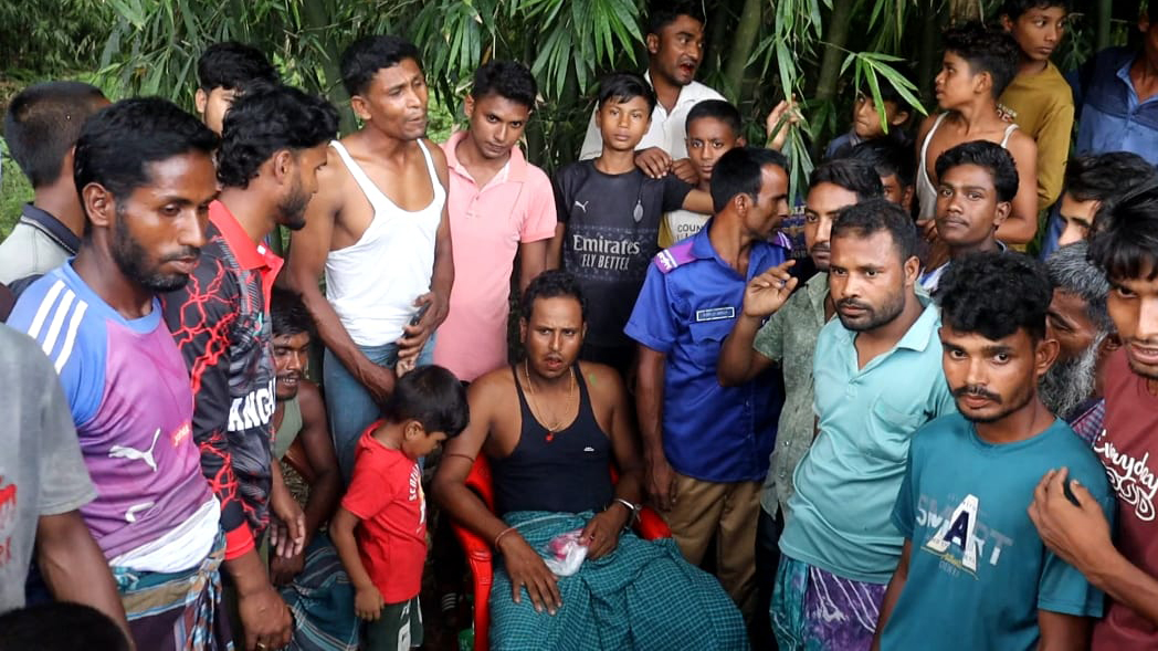 দীপঙ্কর গোপকে ধরে আনার পর উৎসুক জনতা ভিড় করেন। ছবি: সংগৃহীত