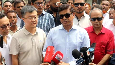  পঞ্চগড়ে সোলার প্রজেক্ট এলাকা বিদেশি প্রতিনিধি দল নিয়ে পরিদর্শন করেন প্রতিমন্ত্রী ফরহাদ হোসেন আজাদ। স্ট্রিম ছবি 