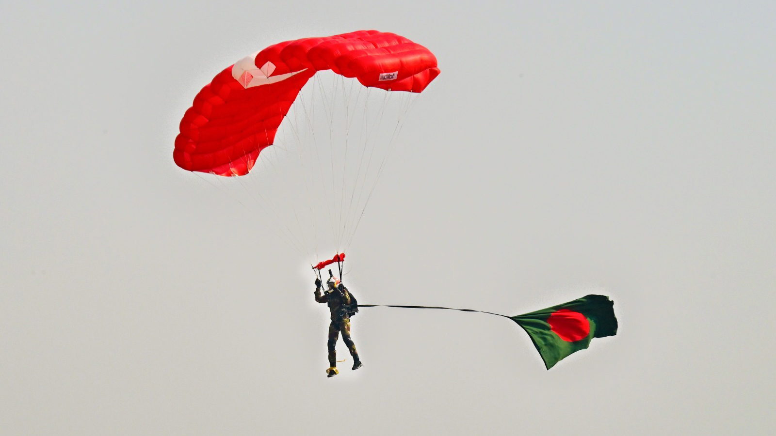 আকাশে ৫৪ লাল-সবুজ পতাকা উড়িয়ে গিনেস ওয়ার্ল্ড রেকর্ড